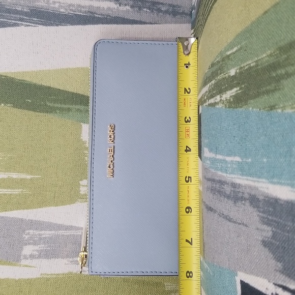 Michael Kors Jet Set Travel L Zip Wallet In Pale Blue(Saffiano Leather) - Picture 3 of 9